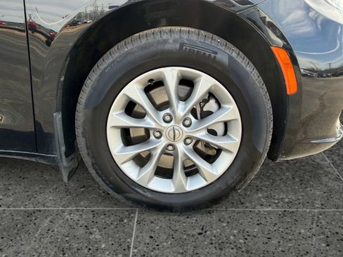 Used 2025 Chrysler Pacifica Select image 11