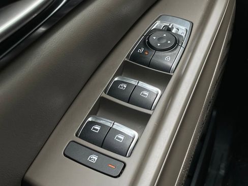 Used 2025 Kia Carnival FWD image 12