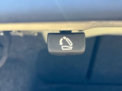 Used 2025 Volkswagen Jetta SE FWD image 9