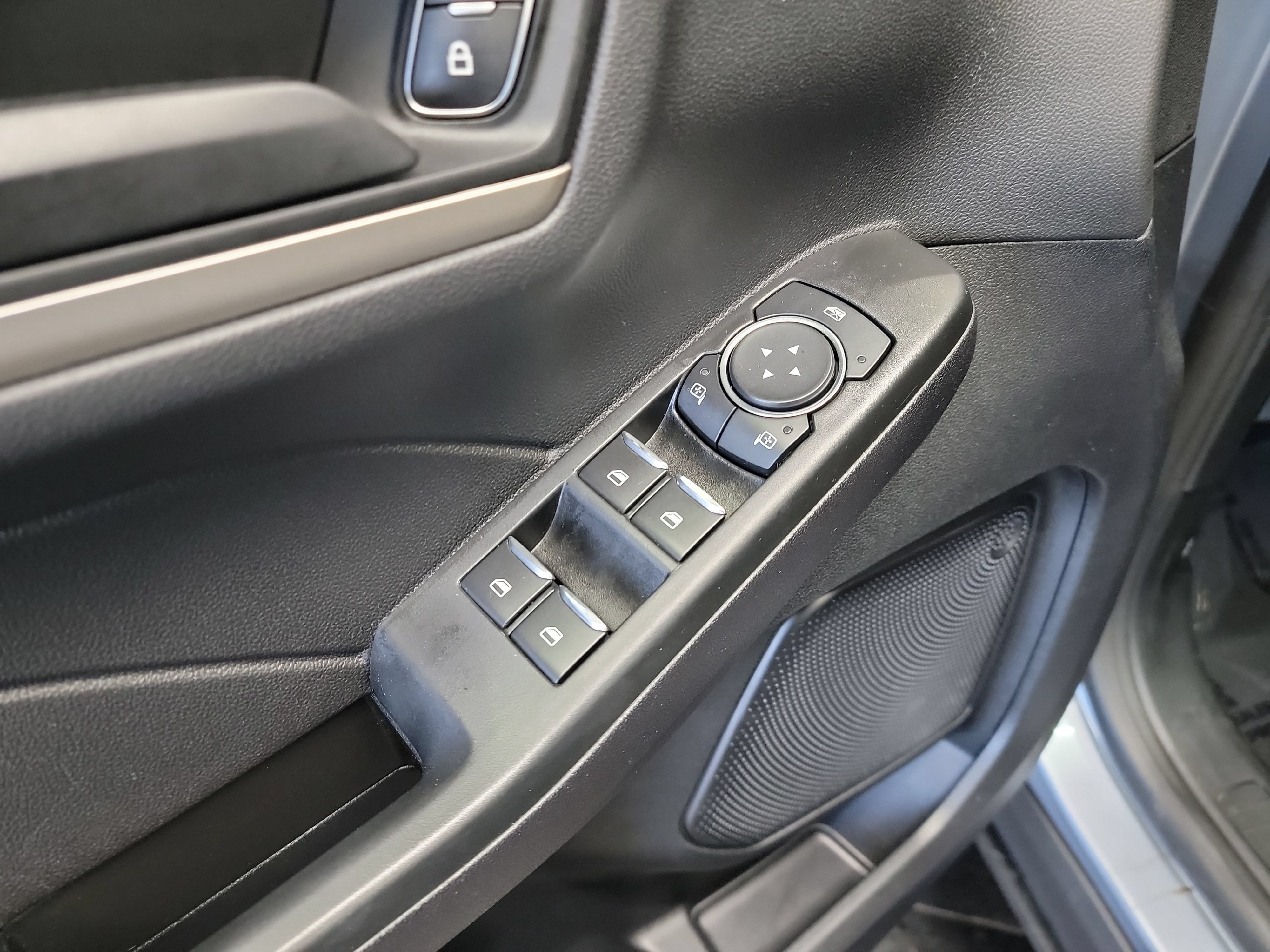 Used 2022 Ford Escape SE w/ SE Sport Appearance Package FWD image 14