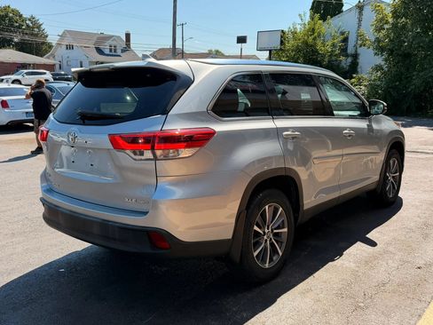 Used 2019 Toyota Highlander XLE AWD/4WD image 4