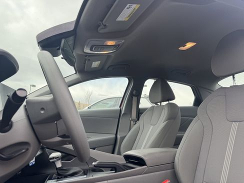 Used 2025 Hyundai Elantra SE image 9