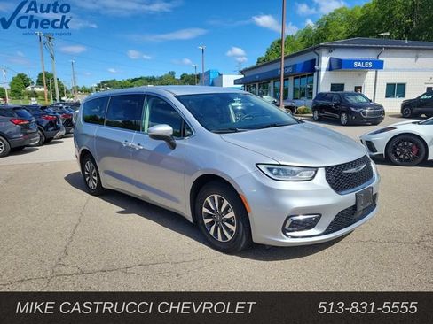 Used 2023 Chrysler Pacifica Touring-L FWD image 7