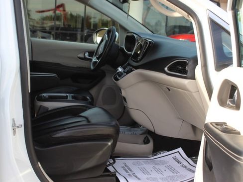 Used 2023 Chrysler Pacifica Touring-L FWD image 9