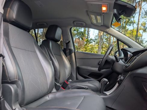 Used 2018 Chevrolet Trax LT w/ LT Convenience Package AWD/4WD image 18