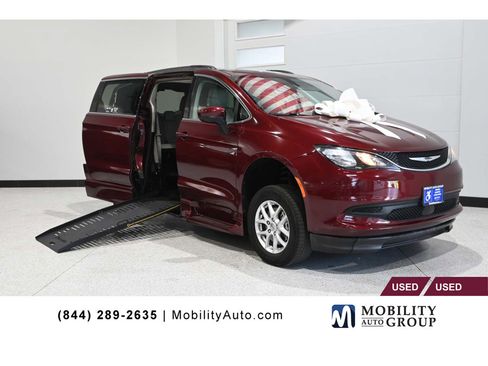 Used 2021 Chrysler Voyager Lxi FWD image 1