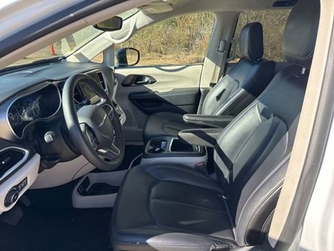 Used 2024 Chrysler Pacifica Touring-L image 11