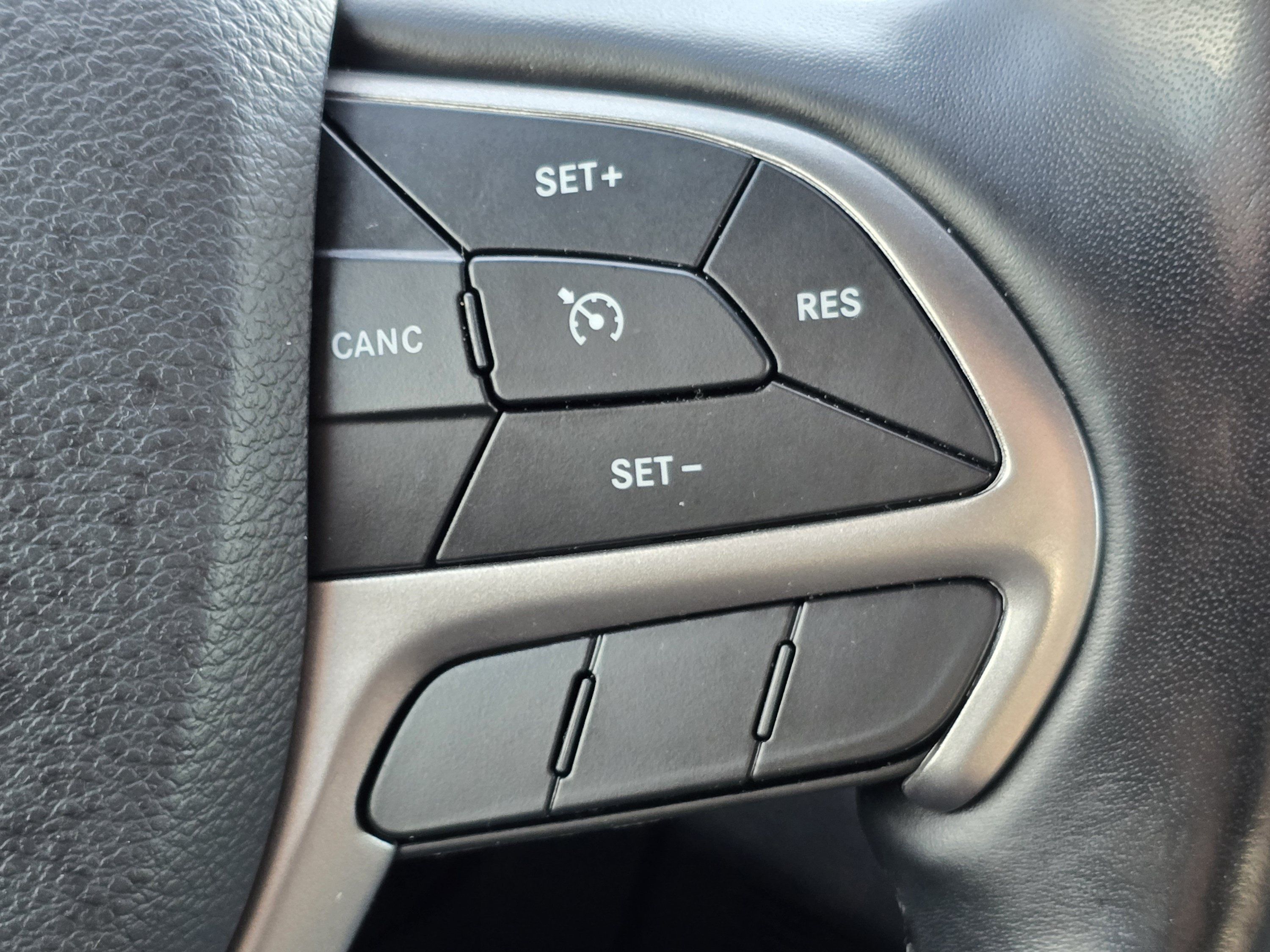 Used 2020 Jeep Grand Cherokee Altitude AWD/4WD image 17