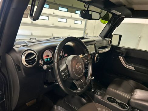 Used 2015 Jeep Wrangler Unlimited Sahara w/ Connectivity Group AWD/4WD image 18