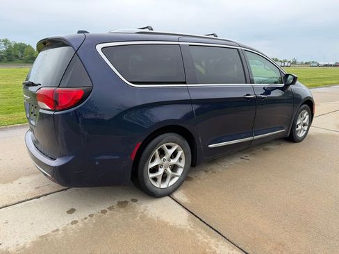 Used 2019 Chrysler Pacifica Touring-L Plus w/ Advanced Safetytec Group FWD image 3