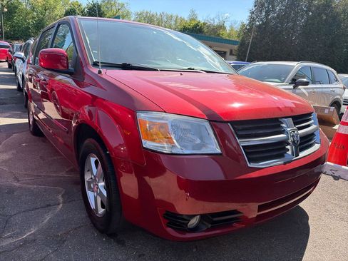 Used 2008 Dodge Grand Caravan SXT w/ Entertainment Group 2 FWD image 3
