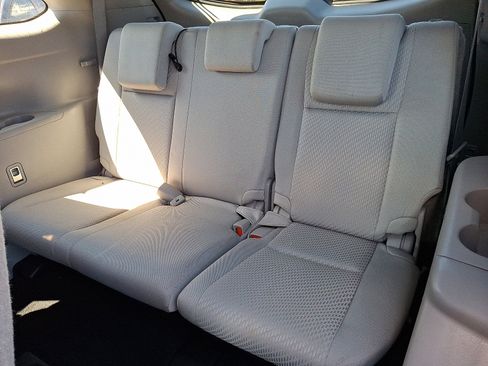 Used 2017 Toyota Highlander LE image 11