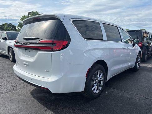New 2027 Chrysler Pacifica Select AWD/4WD image 3