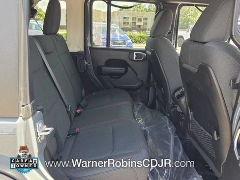 Used 2024 Jeep Wrangler Unlimited Rubicon w/ Convenience Group AWD/4WD image 15
