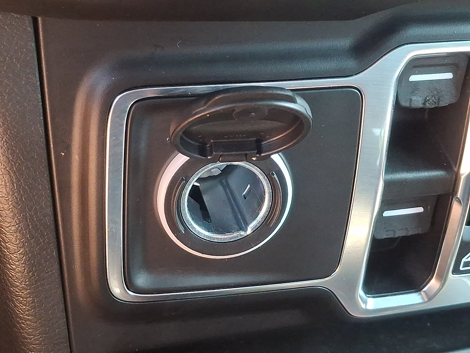 Used 2023 Jeep Wrangler Unlimited Sahara AWD/4WD image 25
