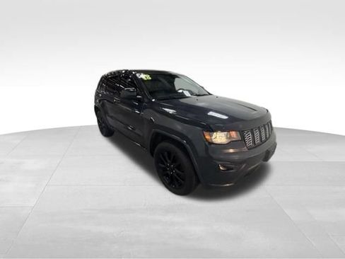 Used 2018 Jeep Grand Cherokee Altitude AWD/4WD image 5