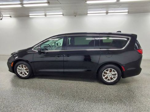 Used 2024 Chrysler Pacifica Touring-L image 7