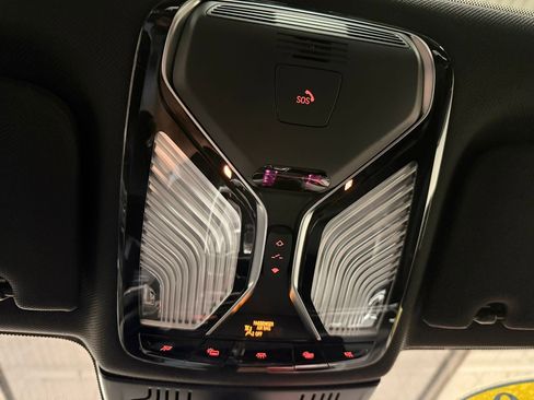 Used 2020 BMW 750i xDrive w/ Executive Package image 38