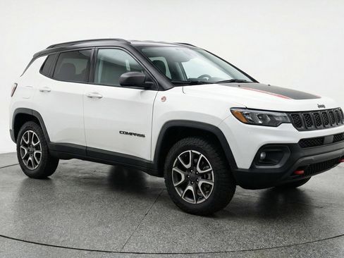 Used 2025 Jeep Compass Trailhawk image 1