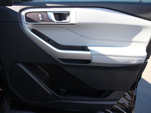 Certified 2024 Ford Explorer XLT w/ Equipment Group 202A image 28