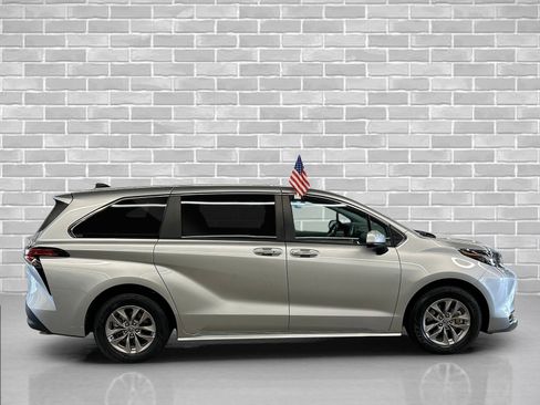Used 2022 Toyota Sienna XLE image 6
