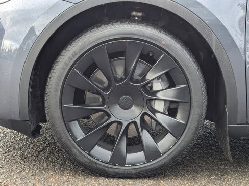 Used 2022 Tesla Model Y Long Range image 39