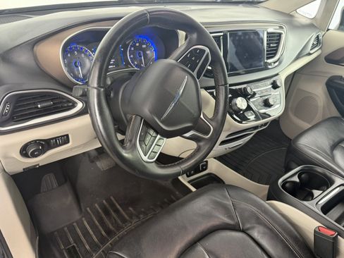 Used 2017 Chrysler Pacifica Touring-L FWD image 17