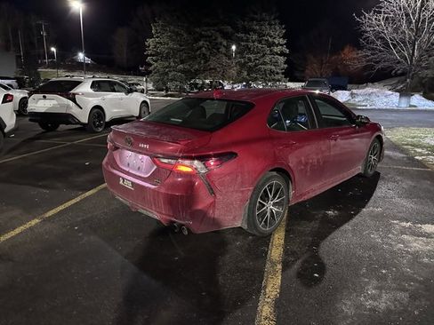 Used 2024 Toyota Camry SE image 3