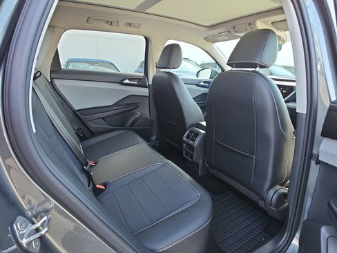 Used 2023 Volkswagen Taos SE w/ Panoramic Sunroof Package FWD image 11