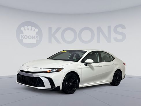 Used 2025 Toyota Camry SE image 1