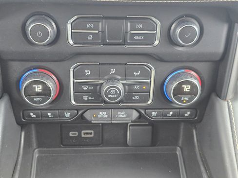 Used 2024 Chevrolet Tahoe Premier AWD/4WD image 33