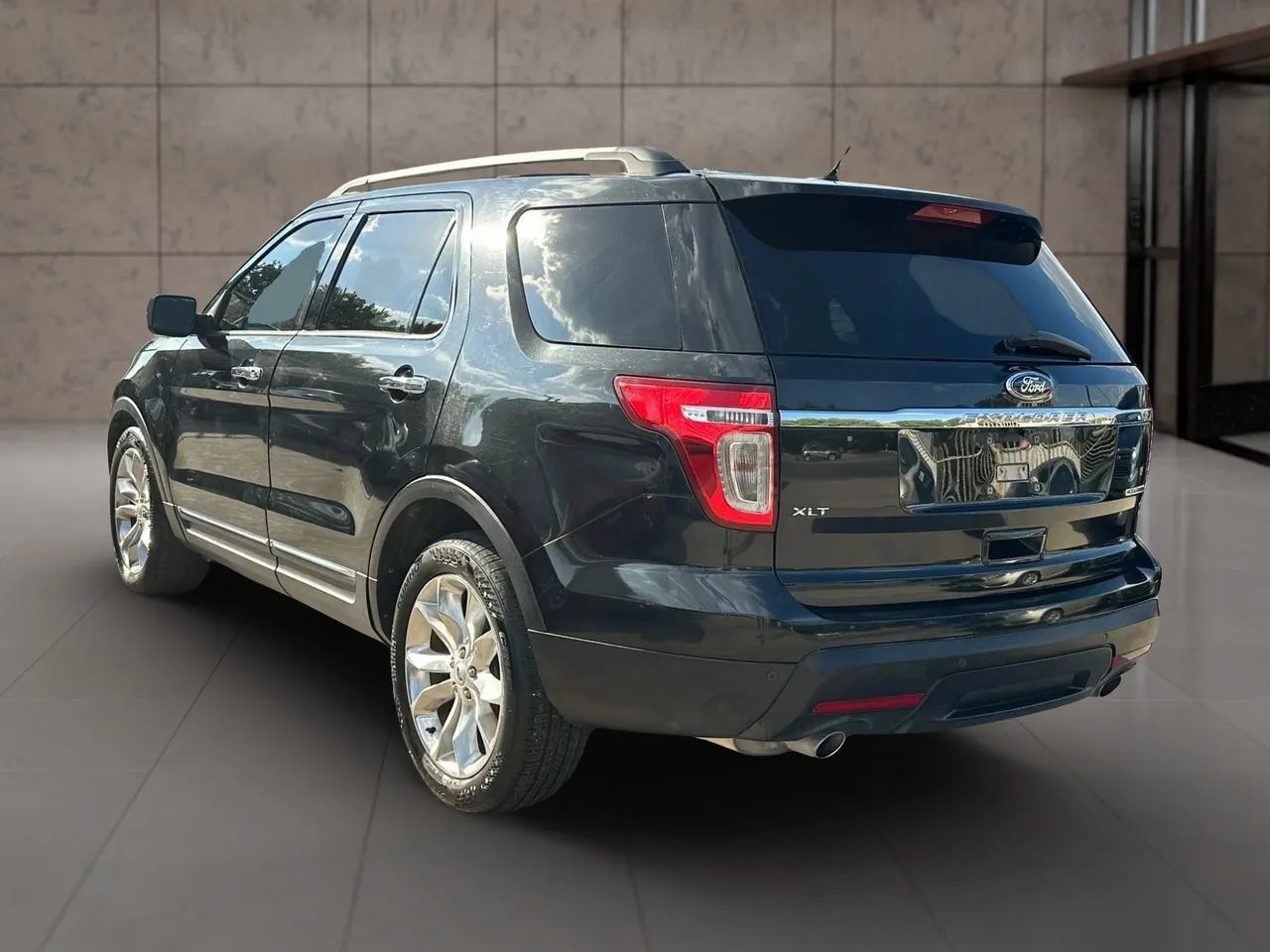 Used 2013 Ford Explorer XLT FWD image 3