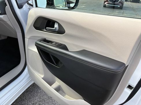 Used 2024 Chrysler Pacifica Touring-L FWD image 11