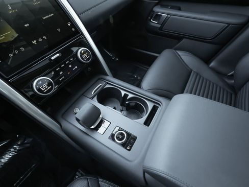 Used 2024 Land Rover Discovery S image 22