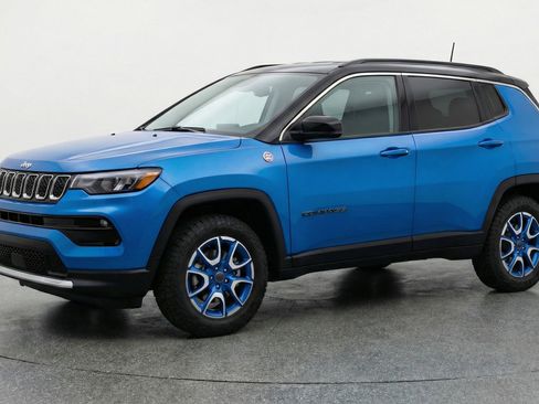 Used 2025 Jeep Compass Trailhawk AWD/4WD image 3