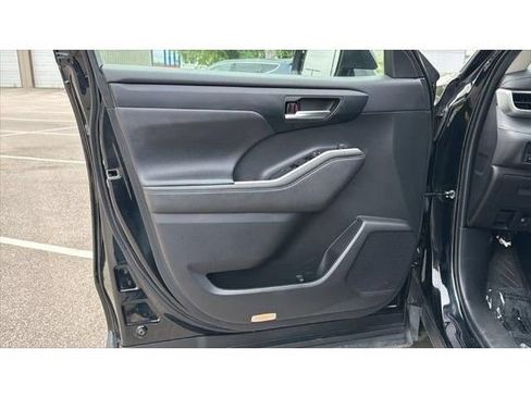 Used 2023 Toyota Highlander XLE FWD image 13