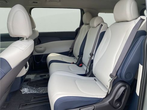 Used 2025 Kia Carnival EX FWD image 15