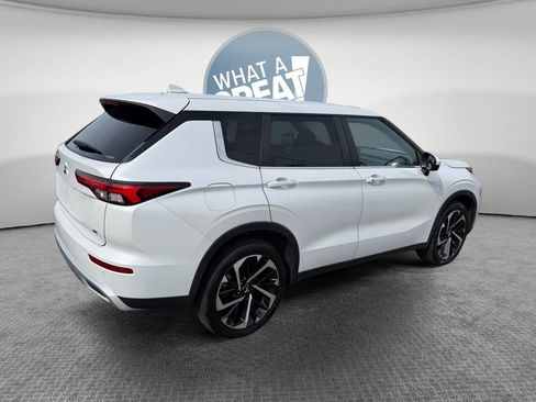 Used 2022 Mitsubishi Outlander SE image 3