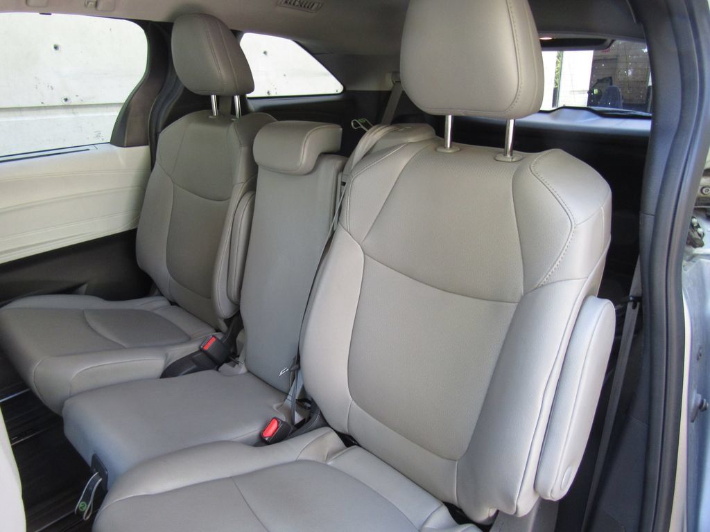 Certified 2025 Toyota Sienna XLE FWD image 17