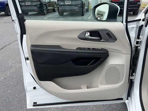 Used 2023 Chrysler Pacifica Touring-L FWD image 13