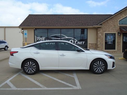 Used 2024 Nissan Altima 2.5 SV FWD image 5