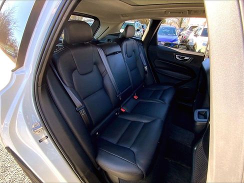 Used 2022 Volvo XC60 B5 Momentum w/ Climate Package image 18