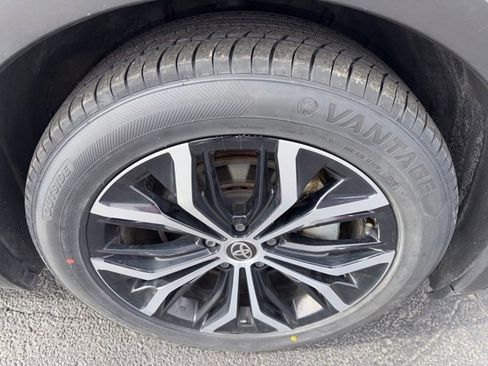 Used 2024 Toyota Crown Limited image 25