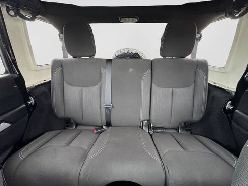 Used 2017 Jeep Wrangler Unlimited Rubicon w/ Connectivity Group AWD/4WD image 16