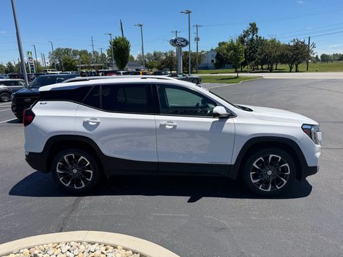 Used 2022 GMC Terrain SLT w/ LPO, Floor Liner Package AWD/4WD image 5