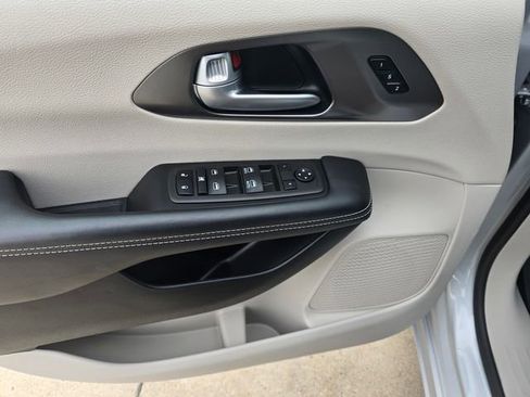 Used 2024 Chrysler Pacifica Touring-L FWD image 26
