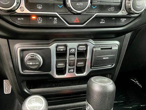 Used 2022 Jeep Wrangler Unlimited Sahara image 17