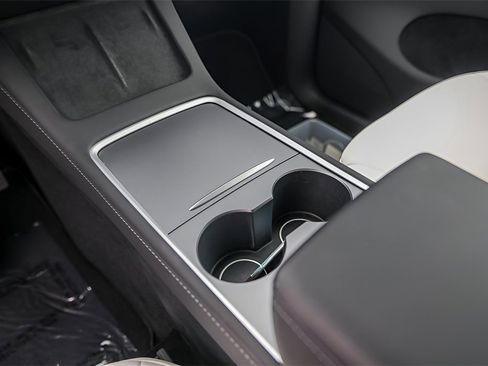 Used 2023 Tesla Model Y Long Range image 19