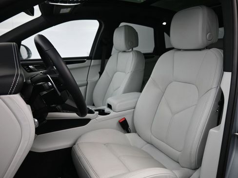 Certified 2025 Porsche Macan image 5