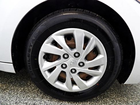 Used 2017 Hyundai Elantra SE image 20